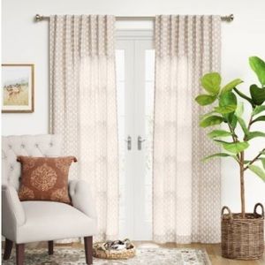 Threshold light filtering curtain